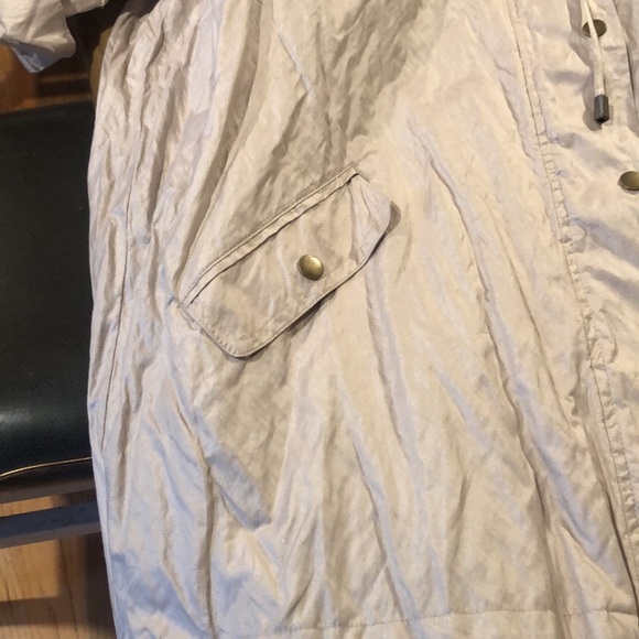 Chico’s Zenergy size XL 14-16 tan windbreaker with a bit of shimmer - Picture 7 of 16